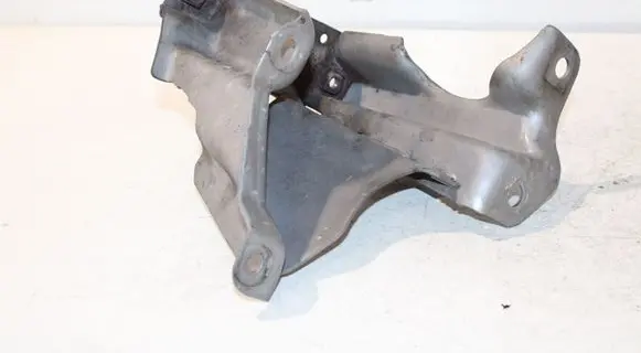 Engine mounting bracket