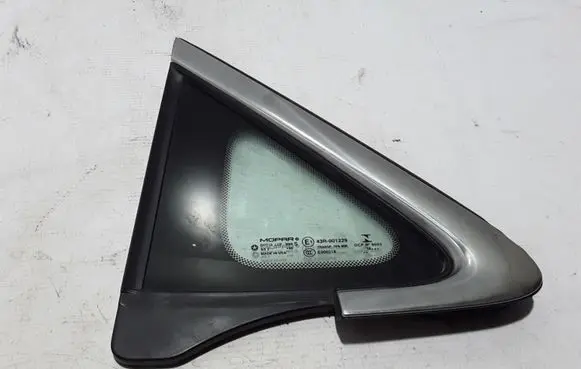 Chrysler Pacifica Front triangle window/glass 68227746AE