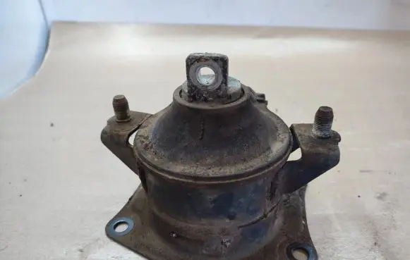 Honda Accord Engine mount bracket