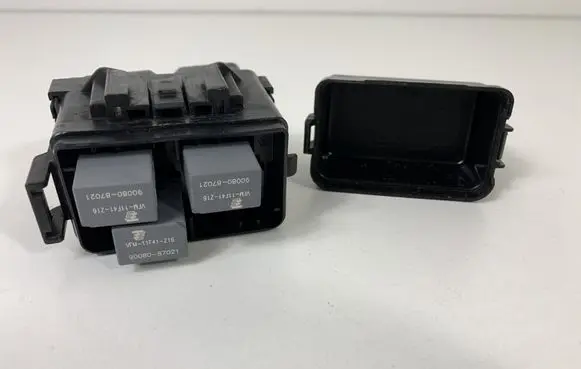 Toyota Avensis T270 Relay mounting block 