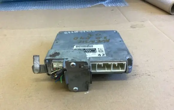 Toyota Avensis T220 Engine control unit/module 8966105420