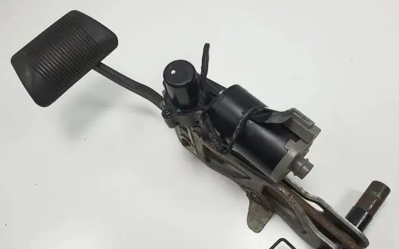 Jeep Grand Cherokee (WK) Brake pedal