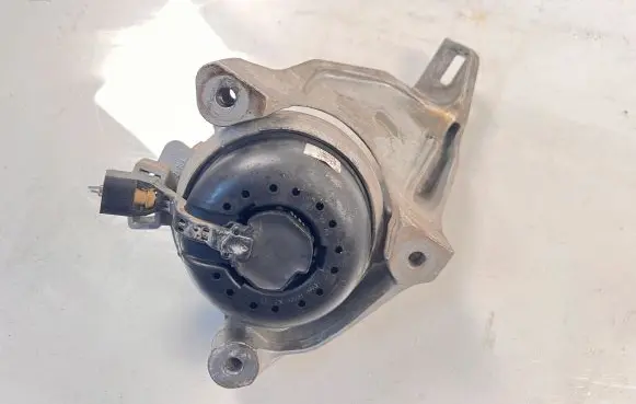 Audi Q7 4M Engine mount bracket 4M0399201G