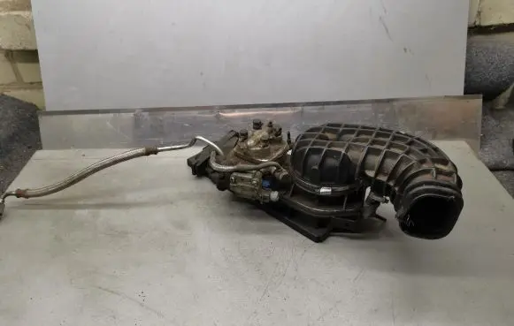 Audi 80 90 B3 Fuel distributor 0438121011 026133353 0438101005
