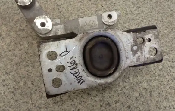 Nissan Note (E11) Engine mount vacuum valve 
