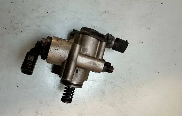 Audi A4 S4 B7 8E 8H Fuel injection high pressure pump 06e127025g