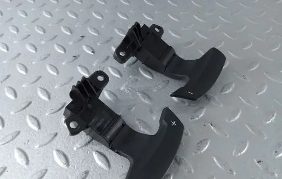 Steering wheel buttons/switches