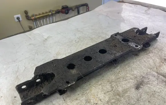 Mitsubishi Pajero Sport I Gearbox mounting bracket