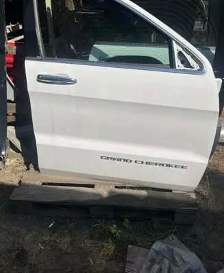 Jeep Grand Cherokee Front door JEEP GRAND CHEROKEE WK2 DRZWI PRAWE PRZEDNIE 15r