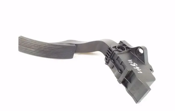 Accelerator throttle pedal