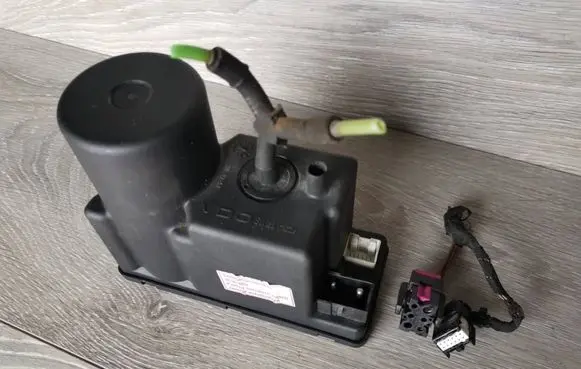 Audi A6 S6 C4 4A Central locking vacuum pump 4A0862257A