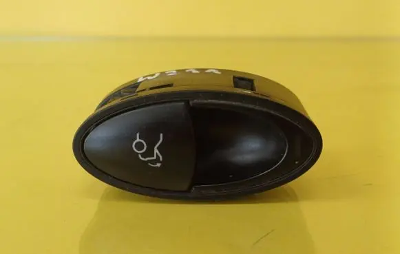 Mercedes-Benz E W211 Tailgate opening switch A2118205510