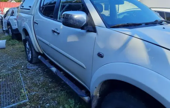 Mitsubishi L200 Front door