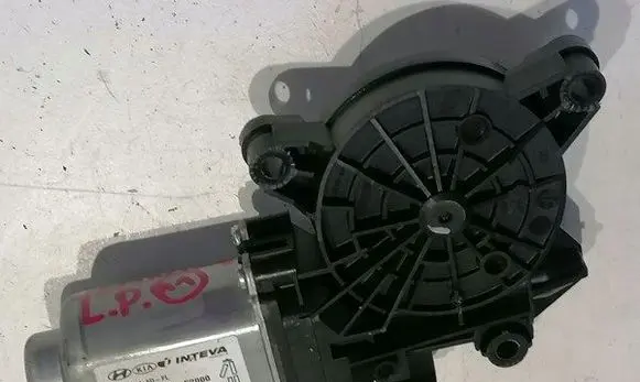 Hyundai Elantra VI Front door window regulator motor 82450F2000