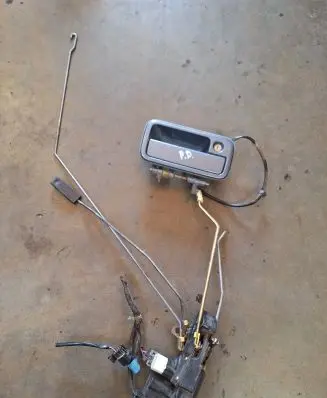 Opel Frontera B Front door lock 16634324 8163009