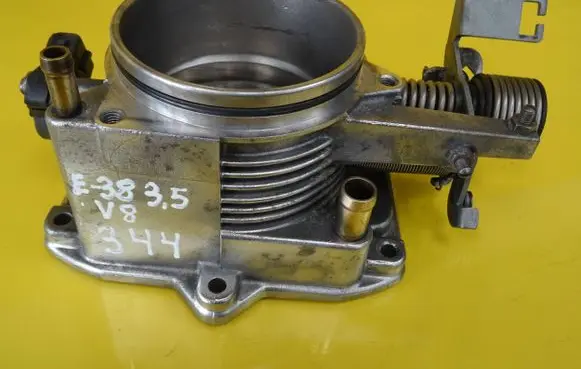 BMW 7 E38 Throttle body valve 1742010 13631721456