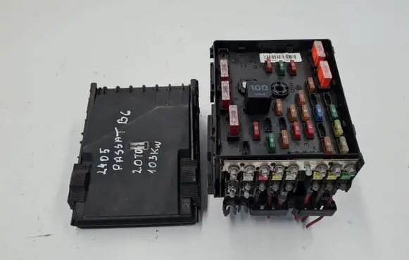 Volkswagen PASSAT B6 Fuse module 3C0937125 3C1941823