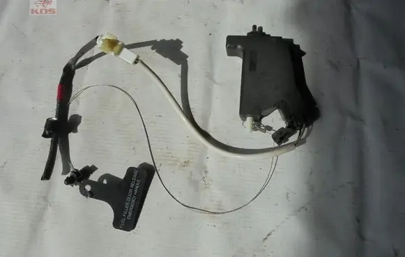 Fuel tank cap lock