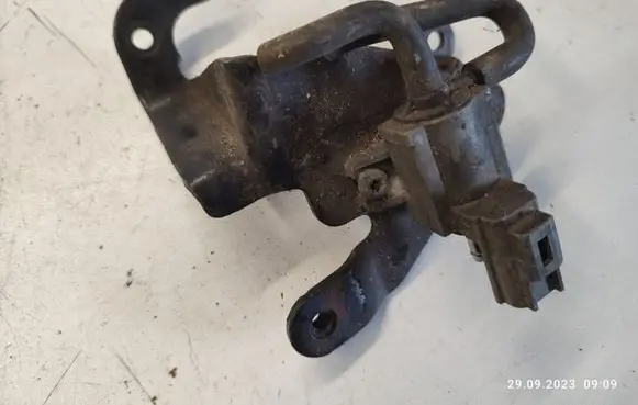 Land Rover Discovery 3 - LR3 Other engine bay part 6R8Q6C693AA