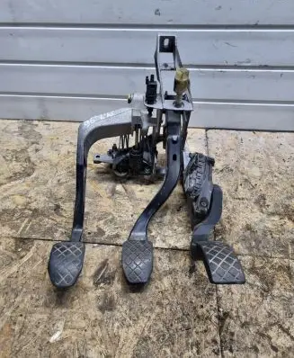 Volkswagen PASSAT B5.5 Pedal assembly 8D1721523F