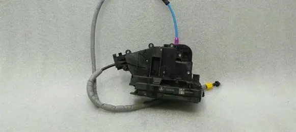 Mercedes-Benz C W205 Front door lock 