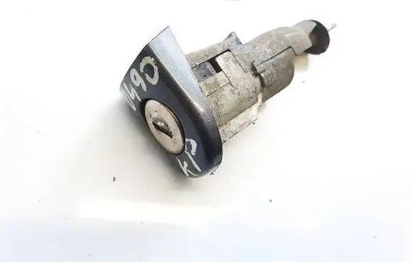 Skoda Octavia Mk2 (1Z) Front door lock (next to the handle) 