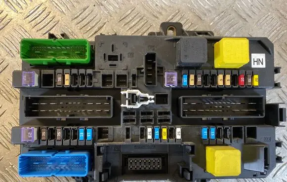 Opel Zafira B Fuse module 13220829 5DK00866943