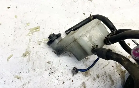 Brake fluid reservoir