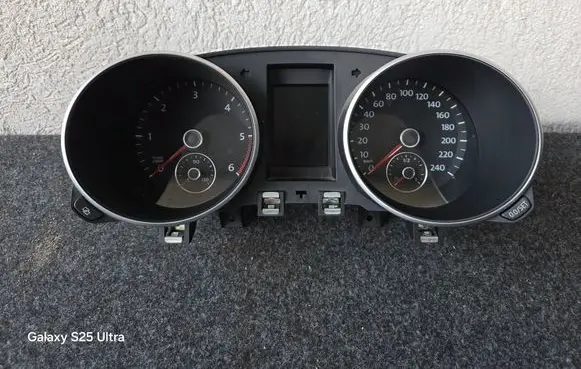 Volkswagen Golf VI Speedometer (instrument cluster) 5K0920871A