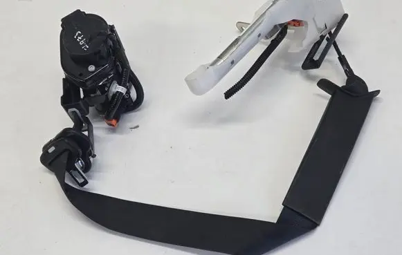 Nissan Leaf II (ZE1) Front seatbelt 