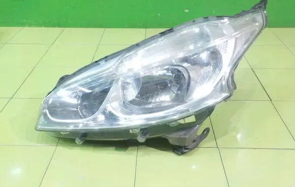 Peugeot 208 I Headlight/headlamp PRZOD