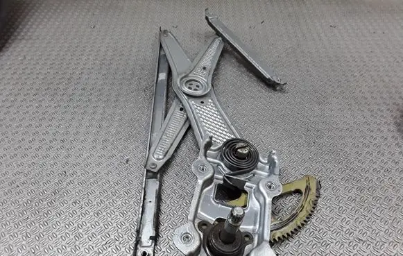 Toyota Yaris Front door manual window regulator 