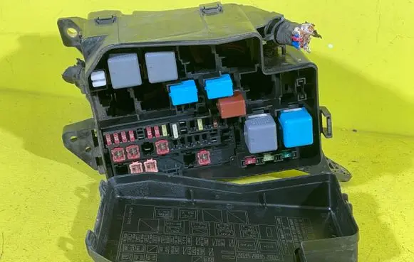 Toyota RAV 4 (XA30) Relay mounting block 