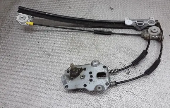 Rear door manual window regulator