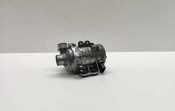 BMW 5 E60 E61 Water pump 7586924 758692402 11517586924