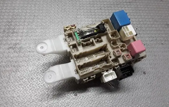 Toyota Verso Fuse module 827300F290A