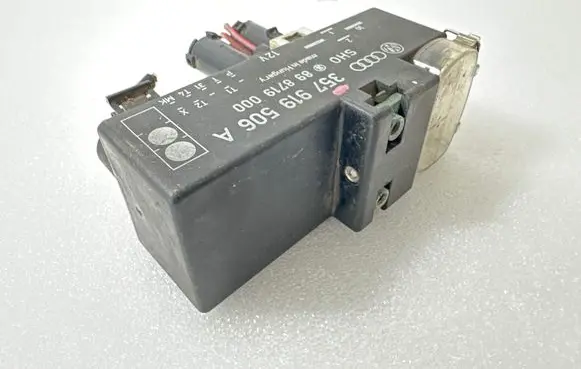 Volkswagen PASSAT B4 Coolant fan relay 357919506A 898719000