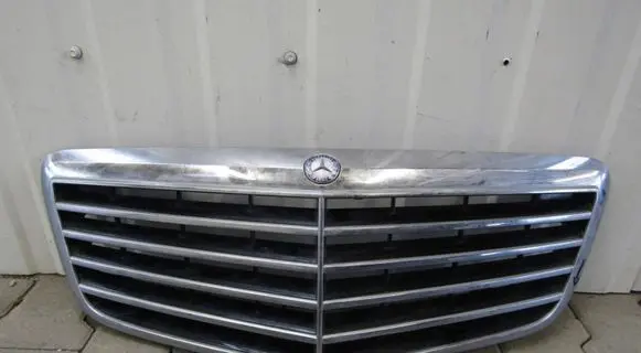 Mercedes-Benz E W124 Front bumper upper radiator grill A2118801783