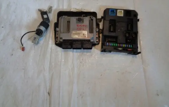 Citroen C3 Picasso Engine control unit/module 9807885980