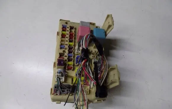 Toyota Corolla Verso AR10 Relay mounting block 892210F020