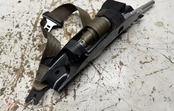 Volvo XC70 Front seatbelt 39865063