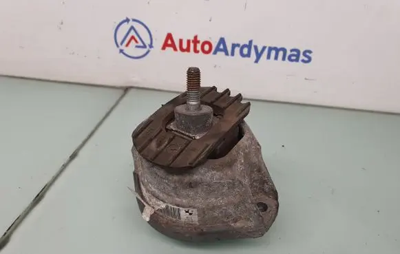 BMW 5 E60 E61 Engine mount bracket 6775028 22116775028