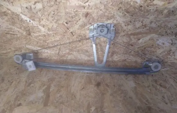 Rear door manual window regulator