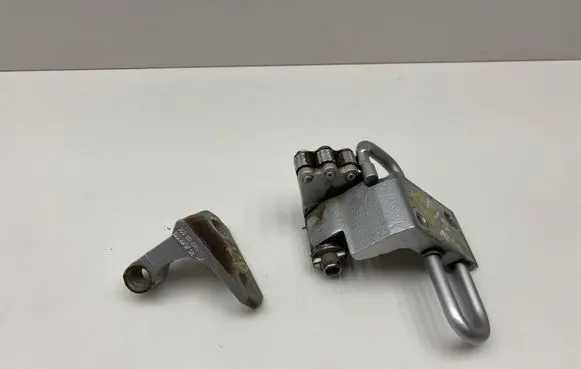 Volkswagen PASSAT B6 Front door upper hinge 3C0831402D