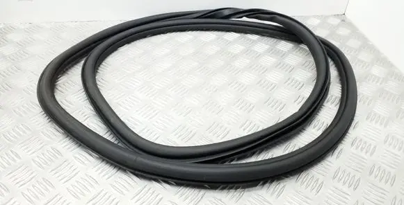 Volkswagen Jetta VI Rear door rubber seal (on body) 5C6867914