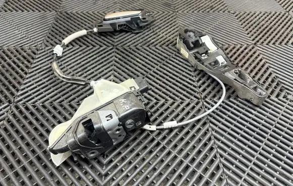 Peugeot 3008 II Front door lock 16942676