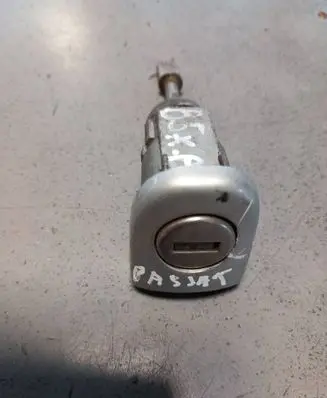 Volkswagen PASSAT B5 Front door lock (next to the handle) 3B0837167