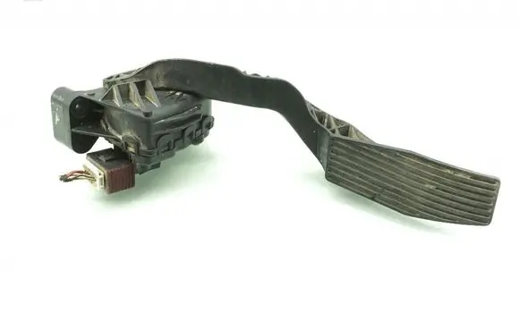 Accelerator throttle pedal