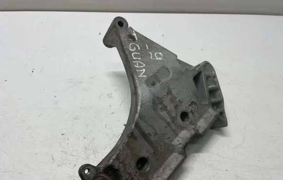 Volkswagen Tiguan Engine mounting bracket 03L199207