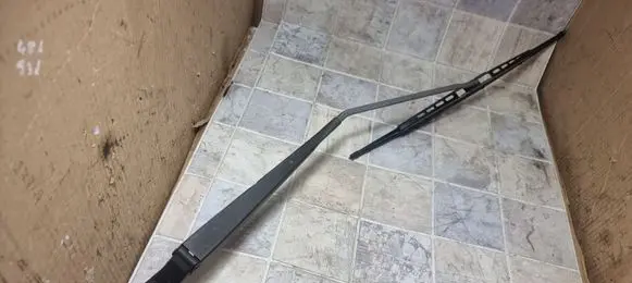 Mazda 323 F Front wiper blade arm T5993